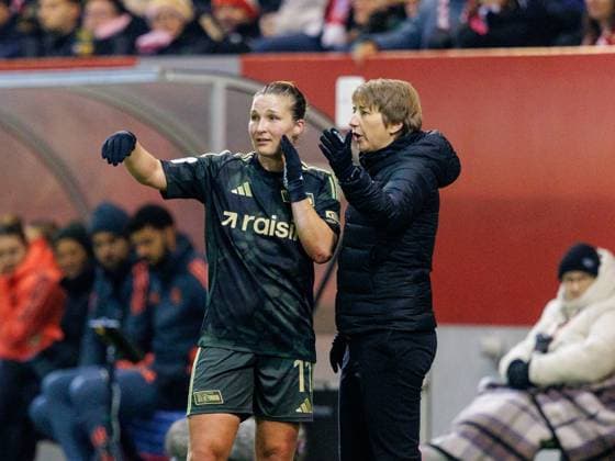 Berlins 11 Dina ORSCMANN und Trainerin Ailien POESE. Frauenfussball: Muenchen - Berlin 4:0. Frauen - Fußball - Bundesliga, FC Bayern München - 1. FC Union Berlin, 10.Spieltag, Saison 2025-2026, am 7.11.2025 in Muenchen, F C B A Y E R N C A M P U S, Deutschland. Quelle Copyright Credit : Oryk HAIST