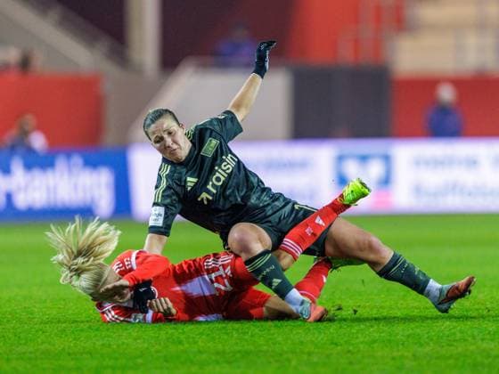 Bayerns 21 Pernille HARDER im Zweikampf mit Berlins 11 Dina ORSCHMANN. Frauenfussball: Muenchen - Berlin 4:0. Frauen - Fußball - Bundesliga, FC Bayern München - 1. FC Union Berlin, 10.Spieltag, Saison 2025-2026, am 7.11.2025 in Muenchen, F C B A Y E R N C A M P U S, Deutschland. Quelle Copyright Credit : Oryk HAIST