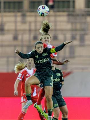 Bayerns 31 Georgia STANWAY ueber Berlins 7 HEISELER. Frauenfussball: Muenchen - Berlin 4:0. Frauen - Fußball - Bundesliga, FC Bayern München - 1. FC Union Berlin, 10.Spieltag, Saison 2025-2026, am 7.11.2025 in Muenchen, F C B A Y E R N C A M P U S, Deutschland. Quelle Copyright Credit : Oryk HAIST