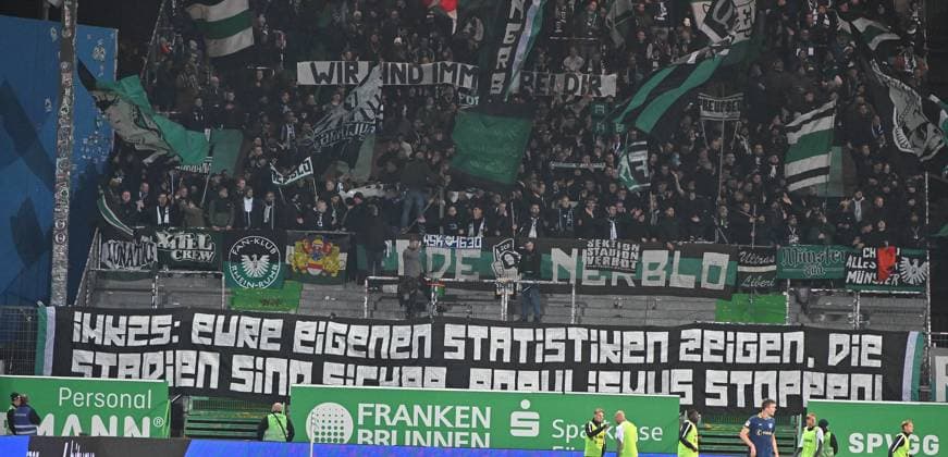 07.11.2025 - Fussball - Saison 2025 2026 - 2. Fussball - Bundesliga - 12. Spieltag: SpVgg Greuther Fürth ( Kleeblatt ) - Preußen Münster - Sportfoto Zink MeZi - xmexzix - DFL regulations prohibit any use of photographs as image sequences and or quasi-video - only for editorial use - Fans Fanblock Münster Spruchband Protest gegen IMK25 Innenministerkonferenz Stadion Sicherheit