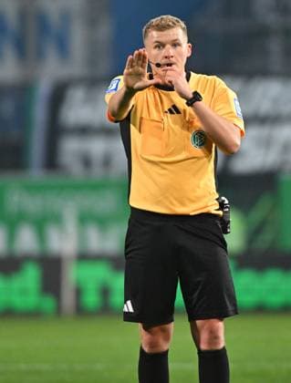 07.11.2025 - Fussball - Saison 2025 2026 - 2. Fussball - Bundesliga - 12. Spieltag: SpVgg Greuther Fürth ( Kleeblatt ) - Preußen Münster - Sportfoto Zink MeZi - xmexzix - DFL regulations prohibit any use of photographs as image sequences and or quasi-video - only for editorial use - Timo Gansloweit (Schiedsrichter)