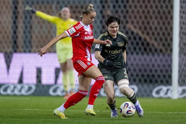Kampf um den Ball Zweikampf zwischen Giulia Gwinn (FC Bayern Muenchen Frauen, 07) und Tomke Schneider (1. FC Union Berlin, 02) GER, FC Bayern Muenchen Frauen vs. 1. FC Union Berlin, Fussball, Google Pixel Frauen-Bundesliga, 10. Spieltag, Saison 2025 2026, 07.11.2025. (DFL DFB REGULATIONS PROHIBIT ANY USE OF PHOTOGRAPHS as IMAGE SEQUENCES and or QUASI-VIDEO). GER, FC Bayern Muenchen Frauen vs. 1. FC Union Berlin, Fussball, Google Pixel Frauen-Bundesliga, 10. Spieltag, Saison 2025 2026, 07.11.2025. Muenchen Copyright: xEibner-Pressefoto HeikexFeinerx EP_HFR