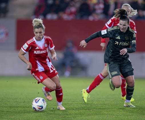 Linda Dallmann (FC Bayern Muenchen Frauen, 10) vor Katja Orschmann (1. FC Union Berlin, 05) GER, FC Bayern Muenchen Frauen vs. 1. FC Union Berlin, Fussball, Google Pixel Frauen-Bundesliga, 10. Spieltag, Saison 2025 2026, 07.11.2025. (DFL DFB REGULATIONS PROHIBIT ANY USE OF PHOTOGRAPHS as IMAGE SEQUENCES and or QUASI-VIDEO). GER, FC Bayern Muenchen Frauen vs. 1. FC Union Berlin, Fussball, Google Pixel Frauen-Bundesliga, 10. Spieltag, Saison 2025 2026, 07.11.2025. Muenchen Copyright: xEibner-Pressefoto HeikexFeinerx EP_HFR