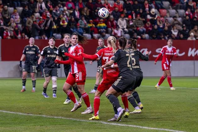 Jovana Damnjanovic (FC Bayern Muenchen Frauen, 09) und Pernille Harder (FC Bayern Muenchen Frauen, 21) im Kampf um den Ball mit Anna Weiss (1. FC Union Berlin, 21) und Katja Orschmann (1. FC Union Berlin, 05) GER, FC Bayern Muenchen Frauen vs. 1. FC Union Berlin, Fussball, Google Pixel Frauen-Bundesliga, 10. Spieltag, Saison 2025 2026, 07.11.2025. (DFL DFB REGULATIONS PROHIBIT ANY USE OF PHOTOGRAPHS as IMAGE SEQUENCES and or QUASI-VIDEO). GER, FC Bayern Muenchen Frauen vs. 1. FC Union Berlin, Fussball, Google Pixel Frauen-Bundesliga, 10. Spieltag, Saison 2025 2026, 07.11.2025. Muenchen Copyright: xEibner-Pressefoto HeikexFeinerx EP_HFR
