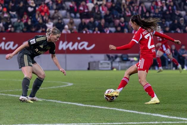 Samantha Steuerwald (1. FC Union Berlin, 19) gegen Natalia Padilla Bidas (FC Bayern Muenchen Frauen, 23) GER, FC Bayern Muenchen Frauen vs. 1. FC Union Berlin, Fussball, Google Pixel Frauen-Bundesliga, 10. Spieltag, Saison 2025 2026, 07.11.2025. (DFL DFB REGULATIONS PROHIBIT ANY USE OF PHOTOGRAPHS as IMAGE SEQUENCES and or QUASI-VIDEO). GER, FC Bayern Muenchen Frauen vs. 1. FC Union Berlin, Fussball, Google Pixel Frauen-Bundesliga, 10. Spieltag, Saison 2025 2026, 07.11.2025. Muenchen Copyright: xEibner-Pressefoto HeikexFeinerx EP_HFR