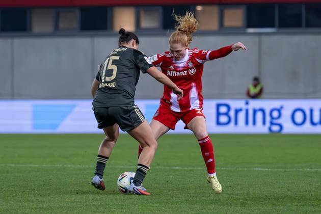Alma Aagaard (1. FC Union Berlin, 15) gegen Stine Ballisager Pedersen (FC Bayern Muenchen Frauen, 03) GER, FC Bayern Muenchen Frauen vs. 1. FC Union Berlin, Fussball, Google Pixel Frauen-Bundesliga, 10. Spieltag, Saison 2025 2026, 07.11.2025. (DFL DFB REGULATIONS PROHIBIT ANY USE OF PHOTOGRAPHS as IMAGE SEQUENCES and or QUASI-VIDEO). GER, FC Bayern Muenchen Frauen vs. 1. FC Union Berlin, Fussball, Google Pixel Frauen-Bundesliga, 10. Spieltag, Saison 2025 2026, 07.11.2025. Muenchen Copyright: xEibner-Pressefoto HeikexFeinerx EP_HFR
