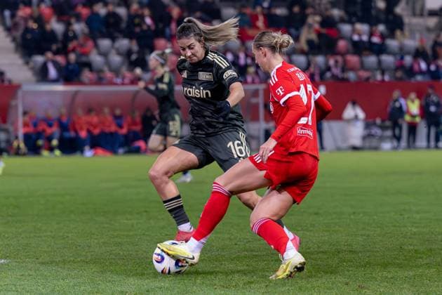 Kampf um den Ball Zweikampf zwischen Marina Georgieva (1. FC Union Berlin, 16) und Klara Buehl (FC Bayern Muenchen Frauen, 17) GER, FC Bayern Muenchen Frauen vs. 1. FC Union Berlin, Fussball, Google Pixel Frauen-Bundesliga, 10. Spieltag, Saison 2025 2026, 07.11.2025. (DFL DFB REGULATIONS PROHIBIT ANY USE OF PHOTOGRAPHS as IMAGE SEQUENCES and or QUASI-VIDEO). GER, FC Bayern Muenchen Frauen vs. 1. FC Union Berlin, Fussball, Google Pixel Frauen-Bundesliga, 10. Spieltag, Saison 2025 2026, 07.11.2025. Muenchen Copyright: xEibner-Pressefoto HeikexFeinerx EP_HFR