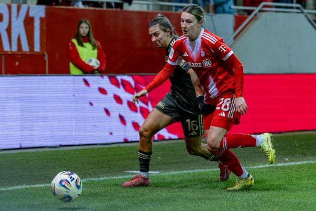Kampf um den Ball Zweikampf zwischen Marina Georgieva (1. FC Union Berlin, 16) und Barbara Dunst (FC Bayern Muenchen Frauen, 28) GER, FC Bayern Muenchen Frauen vs. 1. FC Union Berlin, Fussball, Google Pixel Frauen-Bundesliga, 10. Spieltag, Saison 2025 2026, 07.11.2025. (DFL DFB REGULATIONS PROHIBIT ANY USE OF PHOTOGRAPHS as IMAGE SEQUENCES and or QUASI-VIDEO). GER, FC Bayern Muenchen Frauen vs. 1. FC Union Berlin, Fussball, Google Pixel Frauen-Bundesliga, 10. Spieltag, Saison 2025 2026, 07.11.2025. Muenchen Copyright: xEibner-Pressefoto HeikexFeinerx EP_HFR
