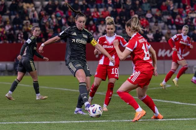 Anna Weiss (1. FC Union Berlin, 21) gegen Linda Dallmann (FC Bayern Muenchen Frauen, 10) und Katharina Naschenweng (FC Bayern Muenchen Frauen, 19) GER, FC Bayern Muenchen Frauen vs. 1. FC Union Berlin, Fussball, Google Pixel Frauen-Bundesliga, 10. Spieltag, Saison 2025 2026, 07.11.2025. (DFL DFB REGULATIONS PROHIBIT ANY USE OF PHOTOGRAPHS as IMAGE SEQUENCES and or QUASI-VIDEO). GER, FC Bayern Muenchen Frauen vs. 1. FC Union Berlin, Fussball, Google Pixel Frauen-Bundesliga, 10. Spieltag, Saison 2025 2026, 07.11.2025. Muenchen Copyright: xEibner-Pressefoto HeikexFeinerx EP_HFR