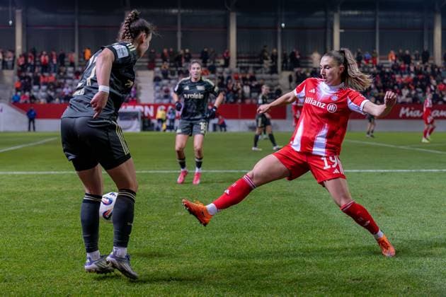 Anna Weiss (1. FC Union Berlin, 21) gegen Katharina Naschenweng (FC Bayern Muenchen Frauen, 19) GER, FC Bayern Muenchen Frauen vs. 1. FC Union Berlin, Fussball, Google Pixel Frauen-Bundesliga, 10. Spieltag, Saison 2025 2026, 07.11.2025. (DFL DFB REGULATIONS PROHIBIT ANY USE OF PHOTOGRAPHS as IMAGE SEQUENCES and or QUASI-VIDEO). GER, FC Bayern Muenchen Frauen vs. 1. FC Union Berlin, Fussball, Google Pixel Frauen-Bundesliga, 10. Spieltag, Saison 2025 2026, 07.11.2025. Muenchen Copyright: xEibner-Pressefoto HeikexFeinerx EP_HFR