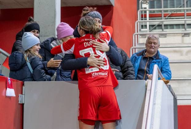 Barbara Dunst (FC Bayern Muenchen Frauen, 28) bei einer Umarmung nach dem Spiel GER, FC Bayern Muenchen Frauen vs. 1. FC Union Berlin, Fussball, Google Pixel Frauen-Bundesliga, 10. Spieltag, Saison 2025 2026, 07.11.2025. (DFL DFB REGULATIONS PROHIBIT ANY USE OF PHOTOGRAPHS as IMAGE SEQUENCES and or QUASI-VIDEO). GER, FC Bayern Muenchen Frauen vs. 1. FC Union Berlin, Fussball, Google Pixel Frauen-Bundesliga, 10. Spieltag, Saison 2025 2026, 07.11.2025. Muenchen Copyright: xEibner-Pressefoto HeikexFeinerx EP_HFR