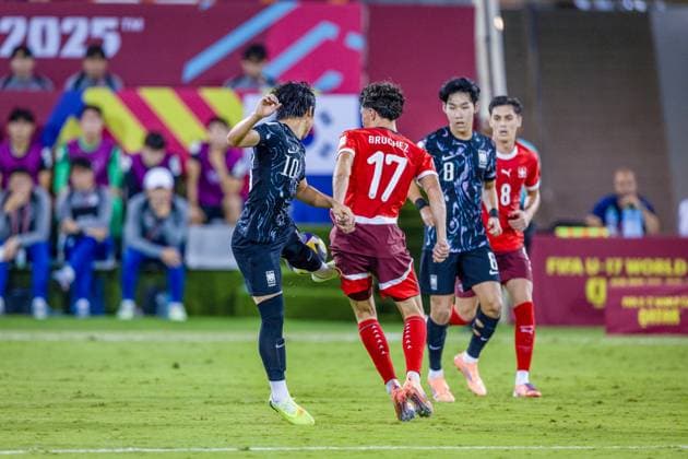 Fussball FIFA U17, U 17 Weltmeisterschaft Katar 2025 - Schweiz vs. Südkorea - Gruppe F Spiel 36: Kim Yegeon (Südkorea, 10) Ethan Bruchez (Schweiz, 17) Kim Jisung (Südkorea, 8) Nico Lazri (Schweiz, 8) Copyright: xRedhaxHosnixSegganix