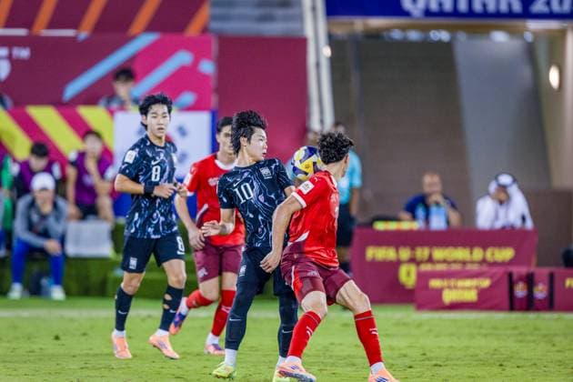 Fussball FIFA U17, U 17 Weltmeisterschaft Katar 2025 - Schweiz vs. Südkorea - Gruppe F Spiel 36: Kim Yegeon (Südkorea, 10) Ethan Bruchez (Schweiz, 17) Kim Jisung (Südkorea, 8) Nico Lazri (Schweiz, 8) Copyright: xRedhaxHosnixSegganix