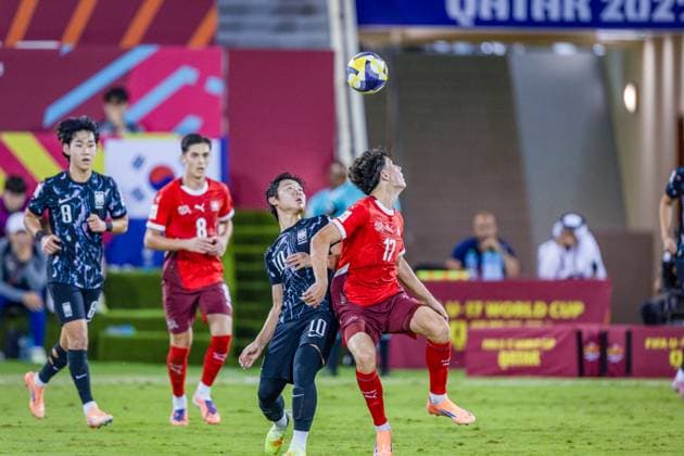 Fussball FIFA U17, U 17 Weltmeisterschaft Katar 2025 - Schweiz vs. Südkorea - Gruppe F Spiel 36: Kim Yegeon (Südkorea, 10) Ethan Bruchez (Schweiz, 17) Kim Jisung (Südkorea, 8) Nico Lazri (Schweiz, 8) Copyright: xRedhaxHosnixSegganix