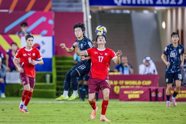 Fussball FIFA U17, U 17 Weltmeisterschaft Katar 2025 - Schweiz vs. Südkorea - Gruppe F Spiel 36: Kim Yegeon (Südkorea, 10) Ethan Bruchez (Schweiz, 17) Kim Jisung (Südkorea, 8) Nico Lazri (Schweiz, 8) Copyright: xRedhaxHosnixSegganix