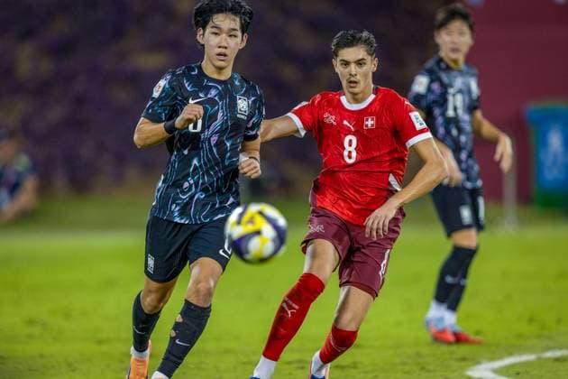 Fussball FIFA U17, U 17 Weltmeisterschaft Katar 2025 - Schweiz vs. Südkorea - Gruppe F Spiel 36: Kim Jisung (Südkorea, 8) Nico Lazri (Schweiz, 8) Copyright: xRedhaxHosnixSegganix