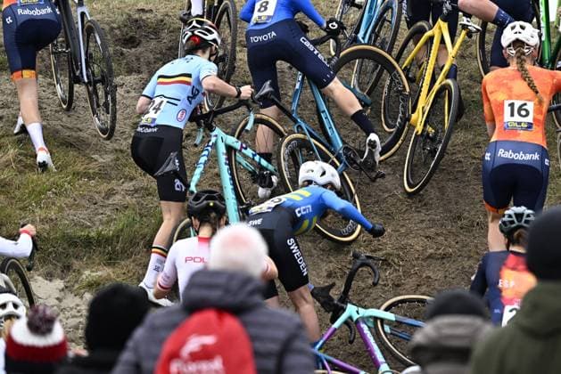 Belgian Zita Peeters (24) pictured in the pack during the junior women race at the UEC Cyclocross European Championships, Saturday 08 November 2025, in Middelkerke. JASPERxJACOBS  x140145137x