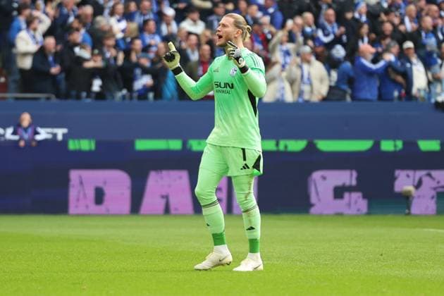 08.11.2025, xrekx, Fussball 2.Bundesliga, FC Schalke 04 - SV Elversberg v.l. Loris Karius (FC Schalke 04) bejubelt den Treffer von Hasan Kurucay (FC Schalke 04) zum 1:0 (DFL DFB REGULATIONS PROHIBIT ANY USE OF PHOTOGRAPHS as IMAGE SEQUENCES and or QUASI-VIDEO) Gelsenkirchen