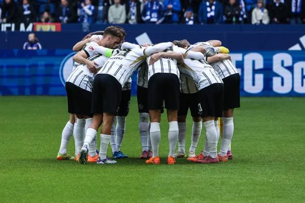Fussball, 2. Bundesliga Saison 2025 2026 12. Spieltag FC Schalke 04 - SV Elversberg 08.11.2025, VELTINS-Arena Teamkreis SV Elversberg Gelsenkirchen VELTINS-Arena Nordrhein-Westfalen Deutschland