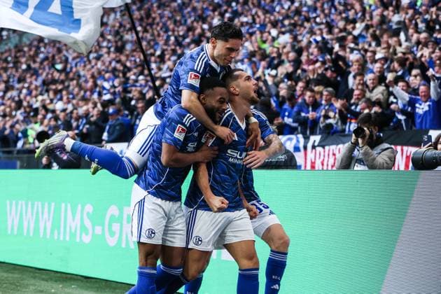 Fussball, 2. Bundesliga Saison 2025 2026 12. Spieltag FC Schalke 04 - SV Elversberg 08.11.2025, VELTINS-Arena Torjubel FC Schalke 04 nach dem Tor zum 1-0 durch Hasan Kurucay (FC Schalke 04, 4) die Spieler freuen sich Gelsenkirchen VELTINS-Arena Nordrhein-Westfalen Deutschland