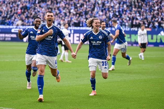 08.11.2025, Fussball, 2. Bundesliga, Saison 2025 2026, 12. Spieltag, FC Schalke 04 - SV Elversberg, Hasan Kurucay (FC Schalke 04) freut sich über das Tor zum 1:0, xRHR-FOTO YYx Copyright: KROEGER RHR-FOTOx RHR-FOTO YY