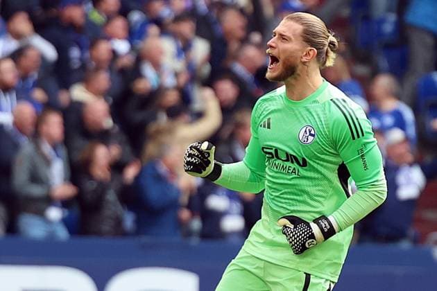 08.11.2025, xrekx, Fussball 2.Bundesliga, FC Schalke 04 - SV Elversberg v.l. Loris Karius (FC Schalke 04) bejubelt den Treffer von Hasan Kurucay (FC Schalke 04) zum 1:0 (DFL DFB REGULATIONS PROHIBIT ANY USE OF PHOTOGRAPHS as IMAGE SEQUENCES and or QUASI-VIDEO) Gelsenkirchen