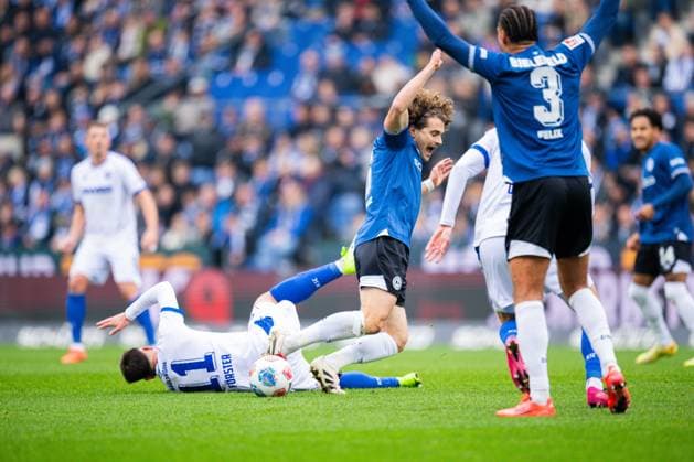 08.11.2025 - Fußball, 2025 2026, 2. Bundesliga, 12. Spieltag, DSC Arminia Bielefeld - Karlsruher SC: (L-R) Philipp Förster (Karlsruhe), Mael Corboz (Bielefeld) DFL REGULATIONS PROHIBIT ANY USE OF PHOTOGRAPHS AS IMAGE SEQUENCES AND OR QUASI-VIDEO.