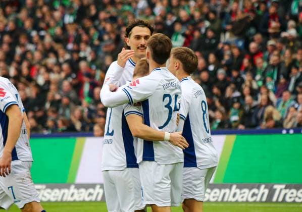 Deutschland: Fussball 2.Bundesliga 2025 26, 12. Spieltag - Hannover 96 vs SV Darmstadt 98 - Heinz von Heiden Arena Stadion (Hannover): Torjubel Killian Corredor (SV Darmstadt 98, 34) Fabian Holland (SV Darmstadt 98, 32) Luca Marseiler (SV Darmstadt 98, 8) Isac Lidberg (SV Darmstadt 98, 7) Hannover