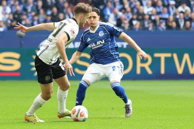 08.11.2025, xrekx, Fussball 2.Bundesliga, FC Schalke 04 - SV Elversberg v.l. Tom Zimmerschied (SV 07 Elversberg) Soufiane El-Faouzi (FC Schalke 04) Zweikampf, Aktion, action, battle for the ball (DFL DFB REGULATIONS PROHIBIT ANY USE OF PHOTOGRAPHS as IMAGE SEQUENCES and or QUASI-VIDEO) Gelsenkirchen