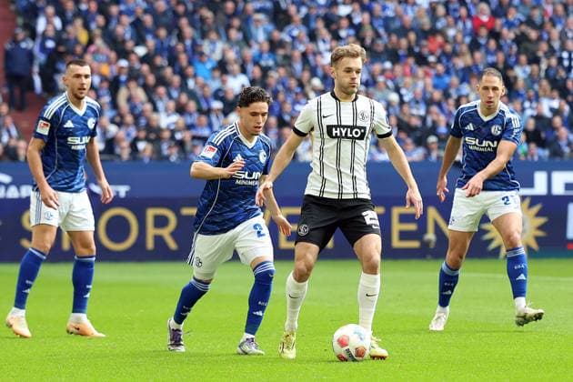 08.11.2025, xrekx, Fussball 2.Bundesliga, FC Schalke 04 - SV Elversberg v.l. Tom Zimmerschied (SV 07 Elversberg) Soufiane El-Faouzi (FC Schalke 04) Zweikampf, Aktion, action, battle for the ball (DFL DFB REGULATIONS PROHIBIT ANY USE OF PHOTOGRAPHS as IMAGE SEQUENCES and or QUASI-VIDEO) Gelsenkirchen