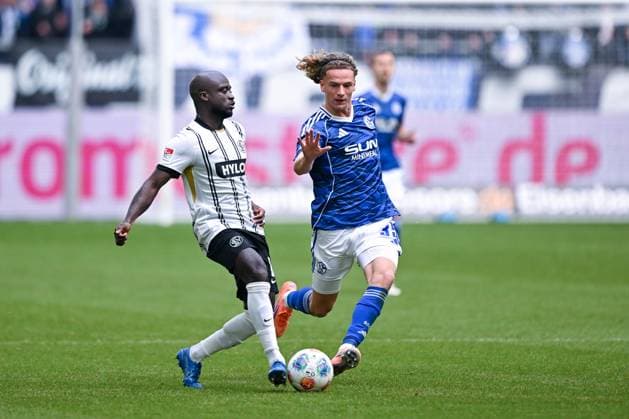 08.11.2025, Fussball, 2. Bundesliga, Saison 2025 2026, 12. Spieltag, FC Schalke 04 - SV Elversberg, Amara Conde (SV Elversberg), Mika Wallentowitz (FC Schalke 04) xRHR-FOTO YYx Copyright: KROEGER RHR-FOTOx RHR-FOTO YY