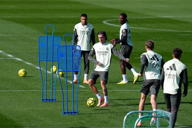 November 8, 2025, Valdebebas, Madrid, Spain: Alvaro Carreras during the Real Madrid training session ahead their upcoming Spanish League, LaLiga EA Sports, football match against Rayo Vallecano at Ciudad Deportiva Real Madrid on November 8, 2025, in Valdebebas, Madrid, Spain. Valdebebas Spain - ZUMAa181 20251108_zaa_a181_012 Copyright: xDennisxAgyemanx