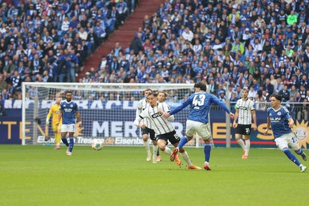 08.11.2025, xrekx, Fussball 2.Bundesliga, FC Schalke 04 - SV Elversberg v.l. Younes Ebnoutalib (SV 07 Elversberg) Mertcan Ayhan (FC Schalke 04) Zweikampf, Aktion, action, battle for the ball (DFL DFB REGULATIONS PROHIBIT ANY USE OF PHOTOGRAPHS as IMAGE SEQUENCES and or QUASI-VIDEO) Gelsenkirchen