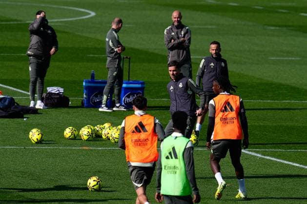 November 8, 2025, Valdebebas, Madrid, Spain: Xabi Alonso during the Real Madrid training session ahead their upcoming Spanish League, LaLiga EA Sports, football match against Rayo Vallecano at Ciudad Deportiva Real Madrid on November 8, 2025, in Valdebebas, Madrid, Spain. Valdebebas Spain - ZUMAa181 20251108_zaa_a181_030 Copyright: xDennisxAgyemanx
