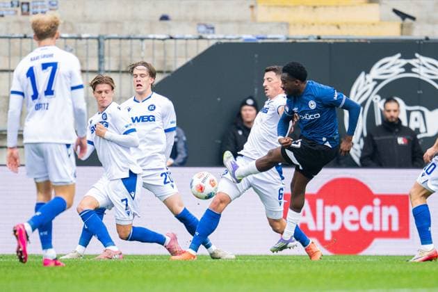 08.11.2025 - Fußball, 2025 2026, 2. Bundesliga, 12. Spieltag, DSC Arminia Bielefeld - Karlsruher SC: (L-R) Leon Opitz (Karlsruhe), Dzenis Burnic (Karlsruhe), David Herold (Karlsruhe), Nicolai Rapp (Karlsruhe), Benjamin Boakye (Bielefeld) DFL REGULATIONS PROHIBIT ANY USE OF PHOTOGRAPHS AS IMAGE SEQUENCES AND OR QUASI-VIDEO.