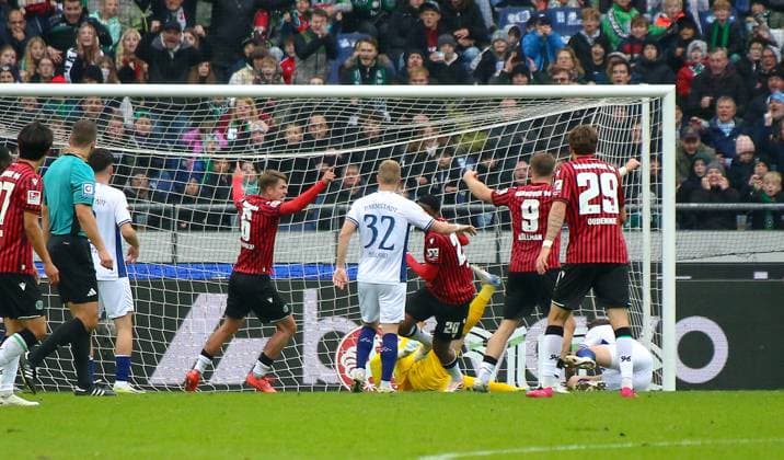 Deutschland: Fussball 2.Bundesliga 2025 26, 12. Spieltag - Hannover 96 vs SV Darmstadt 98 - Heinz von Heiden Arena Stadion (Hannover): Torjubel Ime Okon (Hannover 96, 20) Kolja Oudenne (Hannover 96, 29) Maik Nawrocki (Hannover 96, 6) Benjamin Källman Benjamin Kallman (Hannover 96, 9) Hannover