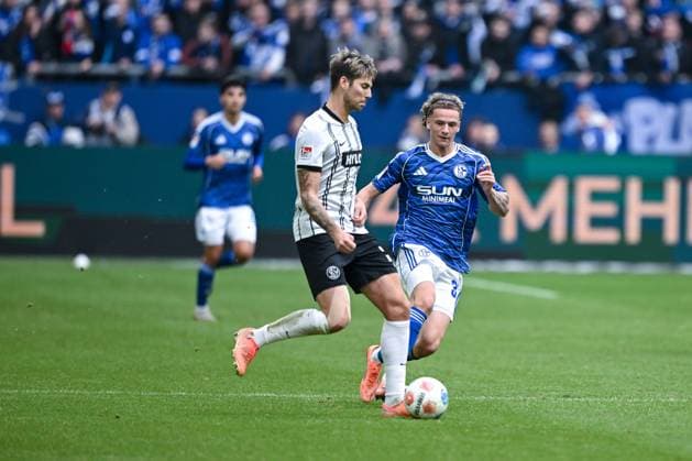 08.11.2025, Fussball, 2. Bundesliga, Saison 2025 2026, 12. Spieltag, FC Schalke 04 - SV Elversberg, Lukas Pinckert (SV Elversberg), Mika Wallentowitz (FC Schalke 04) xRHR-FOTO YYx Copyright: KROEGER RHR-FOTOx RHR-FOTO YY