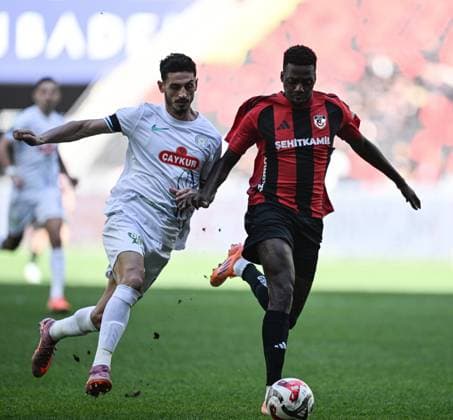 Gaziantep FK v Caykur Rizespor - Turkish Super Lig GAZIANTEP, TURKIYE - NOVEMBER 8: Bayo (R) of Gaziantep FK in action during the Turkish Super Lig week 12 football match between Gaziantep FK and Caykur Rizespor at Gaziantep Stadium in Gaziantep, Turkiye on November 8, 2025. Adsiz Gunebakan Anadolu Gaziantep Turkey. Editorial use only. Please get in touch for any other usage.  Copyright: x2025xAnadoluxAdsizxGunebakanx