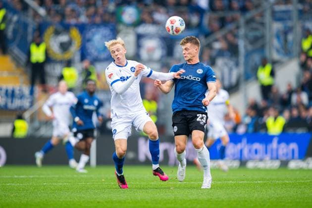 08.11.2025 - Fußball, 2025 2026, 2. Bundesliga, 12. Spieltag, DSC Arminia Bielefeld - Karlsruher SC: (L-R) Leon Opitz (Karlsruhe), Leon Schneider (Bielefeld) DFL REGULATIONS PROHIBIT ANY USE OF PHOTOGRAPHS AS IMAGE SEQUENCES AND OR QUASI-VIDEO.