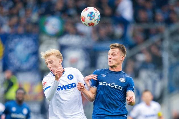 08.11.2025 - Fußball, 2025 2026, 2. Bundesliga, 12. Spieltag, DSC Arminia Bielefeld - Karlsruher SC: (L-R) Leon Opitz (Karlsruhe), Leon Schneider (Bielefeld) DFL REGULATIONS PROHIBIT ANY USE OF PHOTOGRAPHS AS IMAGE SEQUENCES AND OR QUASI-VIDEO.