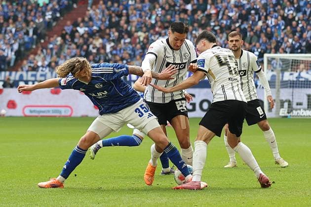 08.11.2025, xrekx, Fussball 2.Bundesliga, FC Schalke 04 - SV Elversberg v.l. Mika Wallentowitz (FC Schalke 04) Younes Ebnoutalib (SV 07 Elversberg) Felix Keidel (SV 07 Elversberg) Zweikampf, Aktion, action, battle for the ball (DFL DFB REGULATIONS PROHIBIT ANY USE OF PHOTOGRAPHS as IMAGE SEQUENCES and or QUASI-VIDEO) Gelsenkirchen