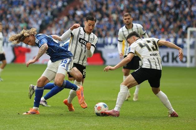s35 und Felix Keidel (SV 07 Elversberg) beim Spiel der 2. Bundesliga (Saison 2025 26) FC Schalke 04 - SV 07 Elversberg Copyright: Thomas Pakusch