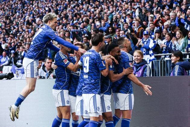Fussball, 2. Bundesliga Saison 2025 2026 12. Spieltag FC Schalke 04 - SV Elversberg 08.11.2025, VELTINS-Arena Torjubel FC Schalke 04 nach dem Tor zum 1-0 durch Hasan Kurucay (FC Schalke 04, 4) die Spieler freuen sich Gelsenkirchen VELTINS-Arena Nordrhein-Westfalen Deutschland