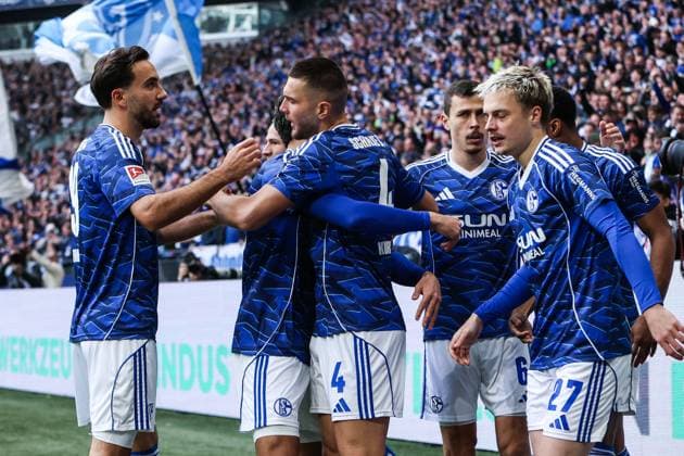 Fussball, 2. Bundesliga Saison 2025 2026 12. Spieltag FC Schalke 04 - SV Elversberg 08.11.2025, VELTINS-Arena Torjubel FC Schalke 04 nach dem Tor zum 1-0 durch Hasan Kurucay (FC Schalke 04, 4) die Spieler freuen sich Gelsenkirchen VELTINS-Arena Nordrhein-Westfalen Deutschland