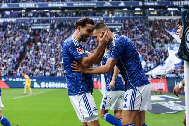 Fussball, 2. Bundesliga Saison 2025 2026 12. Spieltag FC Schalke 04 - SV Elversberg 08.11.2025, VELTINS-Arena Torjubel FC Schalke 04 nach dem Tor zum 1-0 durch Hasan Kurucay (FC Schalke 04, 4) die Spieler freuen sich Gelsenkirchen VELTINS-Arena Nordrhein-Westfalen Deutschland