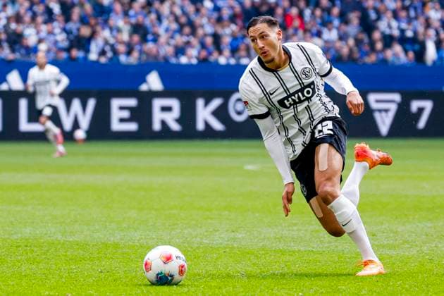 Younes Ebnoutalib of SV Elversberg dribbles with the ball FC Schalke 04 v SV Elversberg, 2. Bundesliga, FC Schalke 04 v SV Elversberg, Veltins-Arena, November 8, 2025, Gelsenkirchen, Germany.