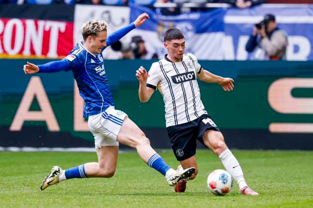 Felix Keidel of SV Elversberg and Finn Porath of Schalke 04 battle for the ball FC Schalke 04 v SV Elversberg, 2. Bundesliga, FC Schalke 04 v SV Elversberg, Veltins-Arena, November 8, 2025, Gelsenkirchen, Germany.