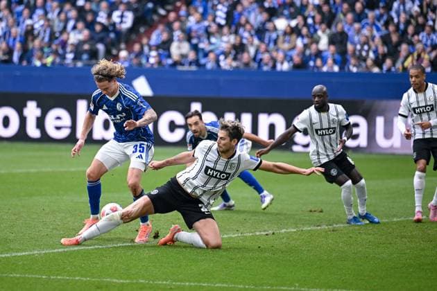 08.11.2025, Fussball, 2. Bundesliga, Saison 2025 2026, 12. Spieltag, FC Schalke 04 - SV Elversberg, Torchance: Mika Wallentowitz (FC Schalke 04), Maximilian Rohr (SV Elversberg) xRHR-FOTO YYx Copyright: KROEGER RHR-FOTOx RHR-FOTO YY