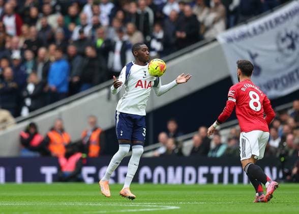8th November 2025; Tottenham Hotspur Stadium, London, England; Premier League Football, Tottenham Hotspur versus Manchester United, ManU Randal Kolo Muani of Tottenham Hotspur closely marked by Bruno Fernandes of Manchester United  JohnxPatrickxFletcher