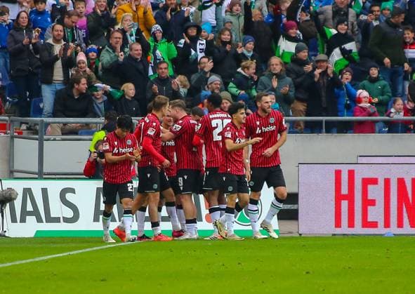 Deutschland: Fussball 2.Bundesliga 2025 26, 12. Spieltag - Hannover 96 vs SV Darmstadt 98 - Heinz von Heiden Arena Stadion (Hannover): Torjubel Kolja Oudenne (Hannover 96, 29) Enzo Leopold (Hannover 96, 8) Hayate Matsuda (Hannover 96, 27) Husseyn Chakroun (Hannover 96, 14) Waniss TaÃ¯bi Waniss Taibi (Hannover 96, 26) Hannover
